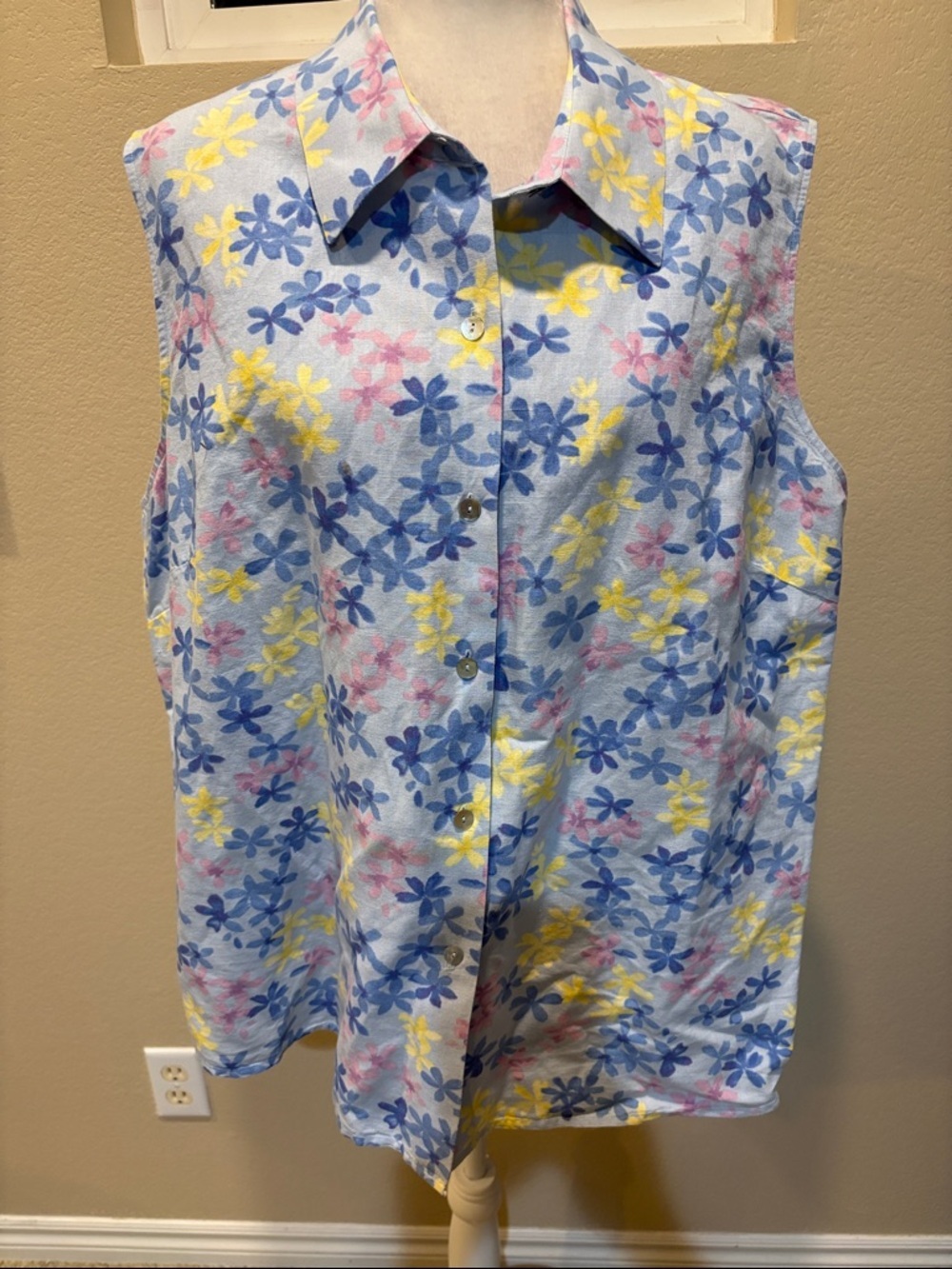 Sleeveless Button-Front 100% Irish Linen  Floral Shirt in Pastel Blue-Size 2X
